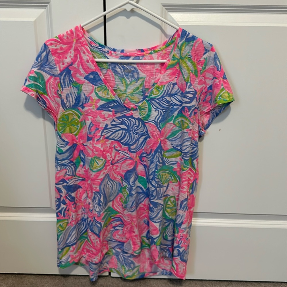 Great used condition. Lilly Pulitzer v neck Etta tshirt size large